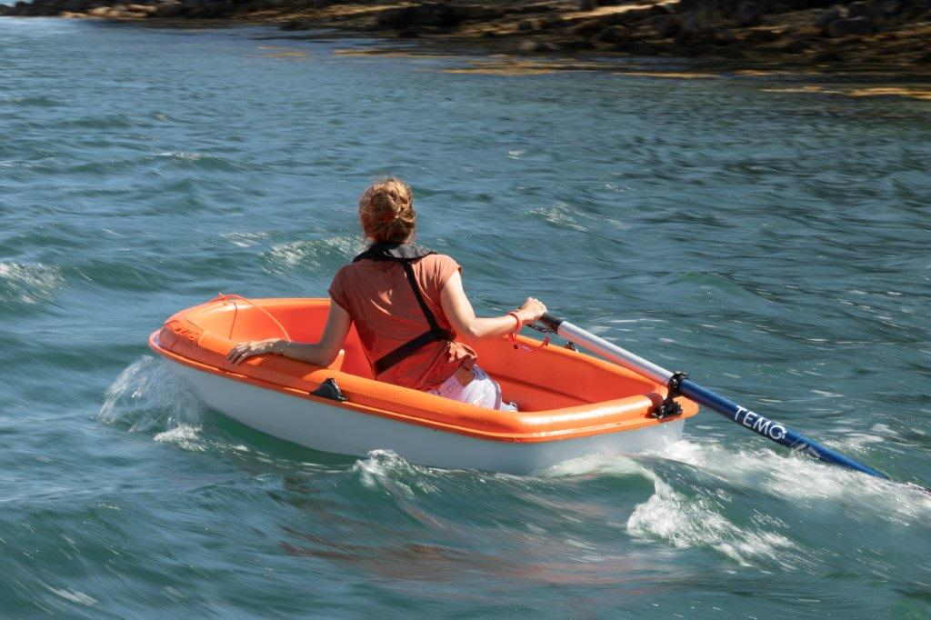 TEMO·450 propelling a BIC small boat with one person