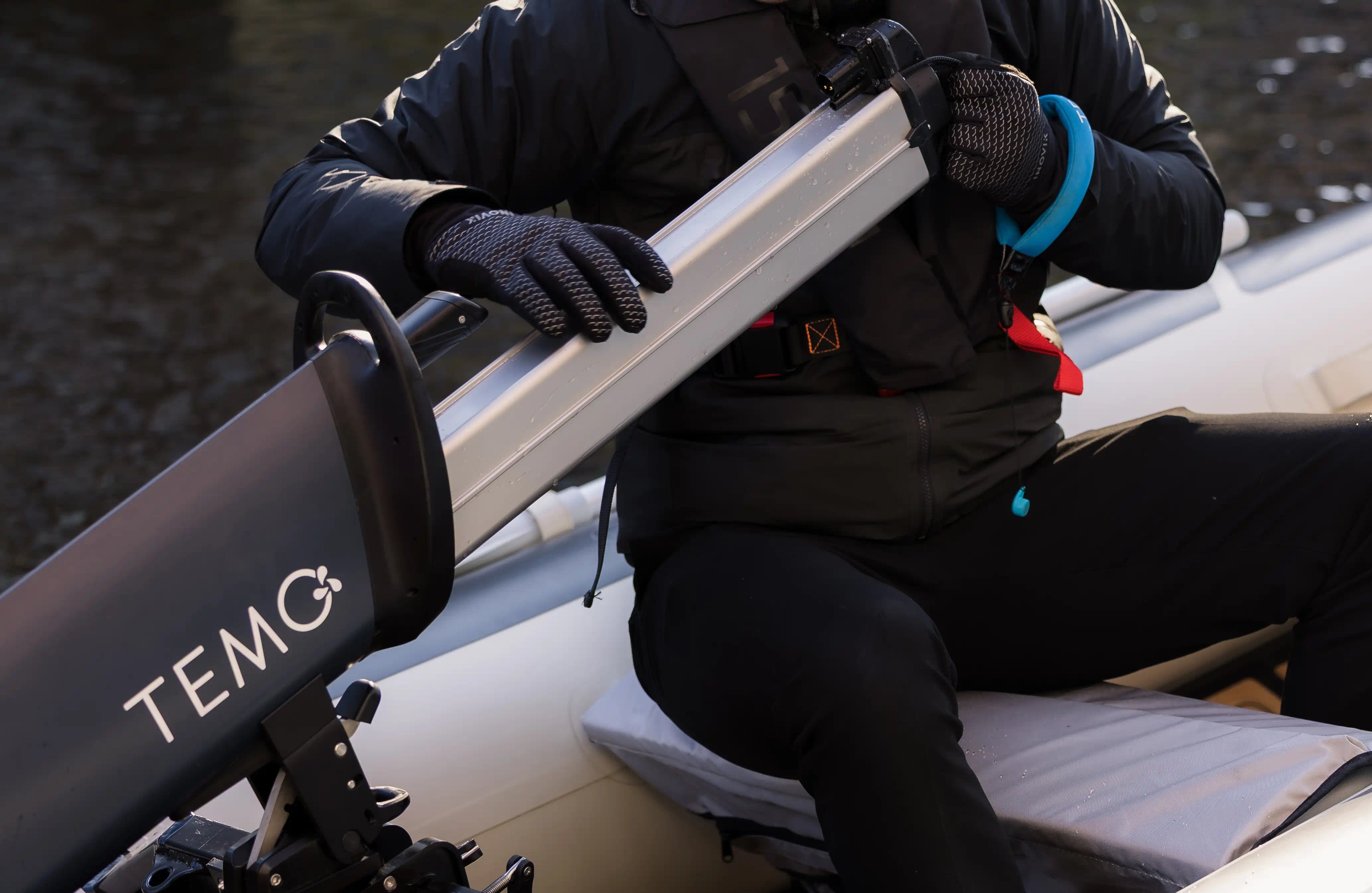 Inserting the battery into the TEMO·1000 outboard motor