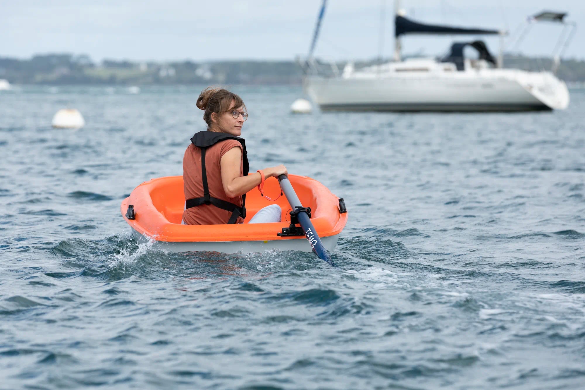 Bateau bic 213 orange propulsé par un moteur TEMO·450.