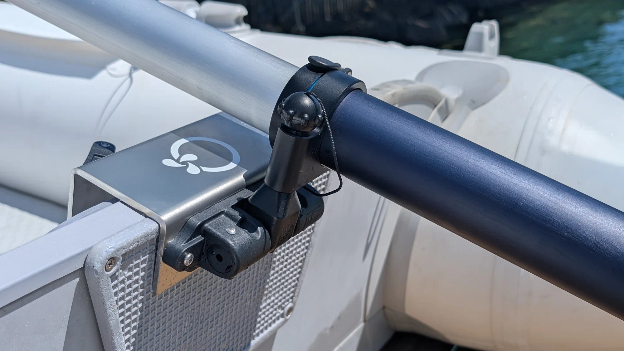 Moteur hors-bord TEMO·450 fixé sur la dame de nage amovible