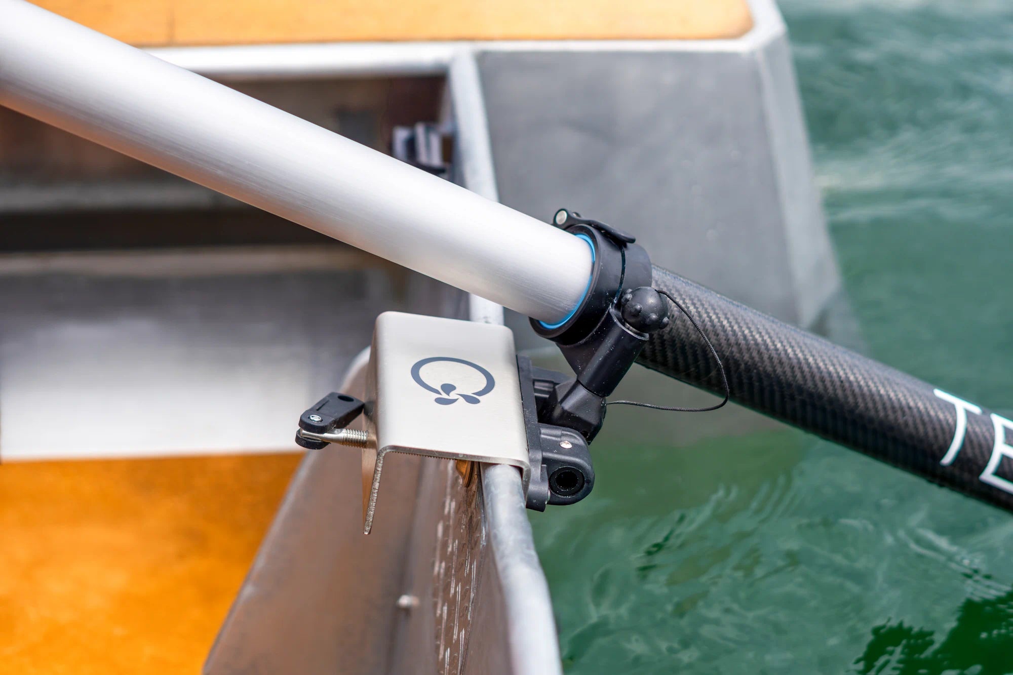 Fixation amovible pour hors-bord TEMO·450 mis sur un tableau arrière très étroit en aluminium.