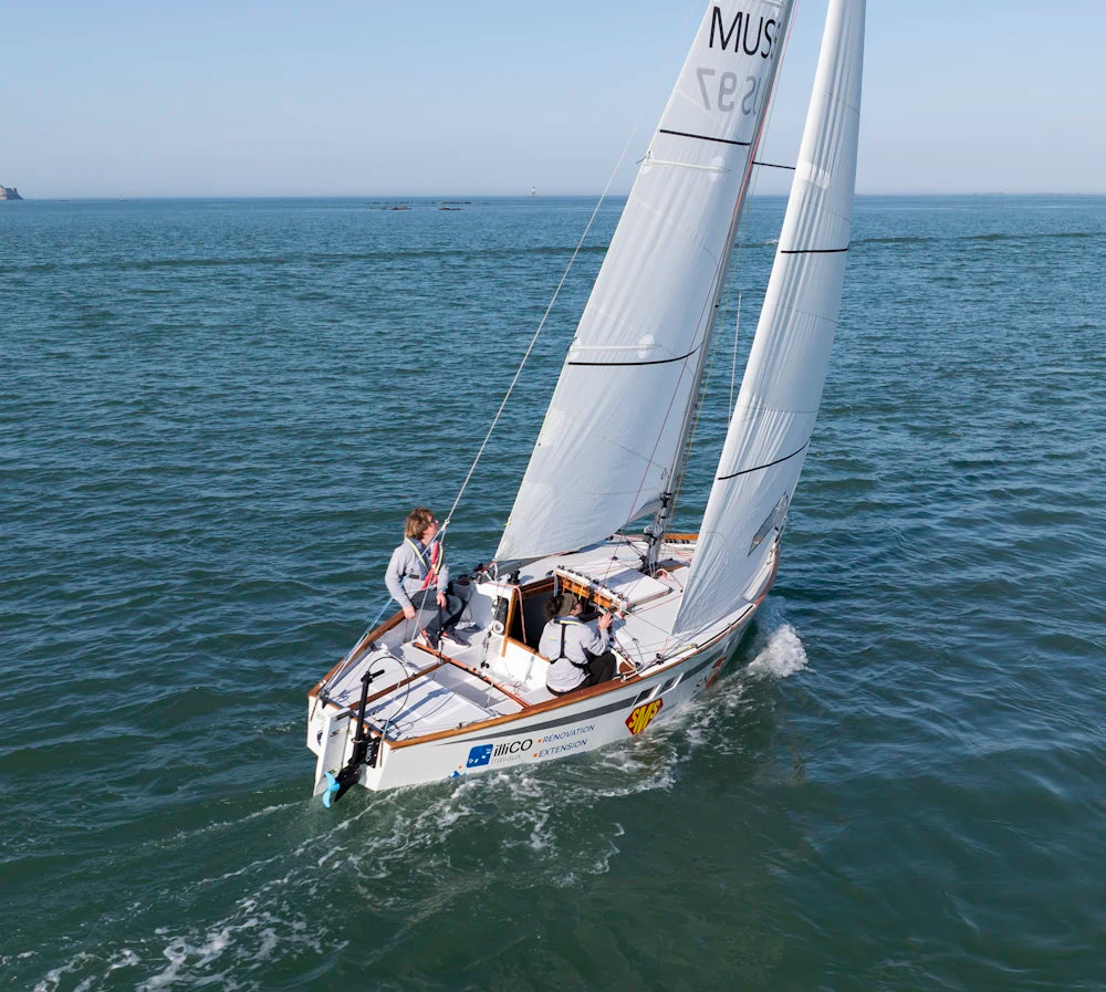 OOUTPOD·1000 positionné sur un voilier muscadet en navigation à la voile.