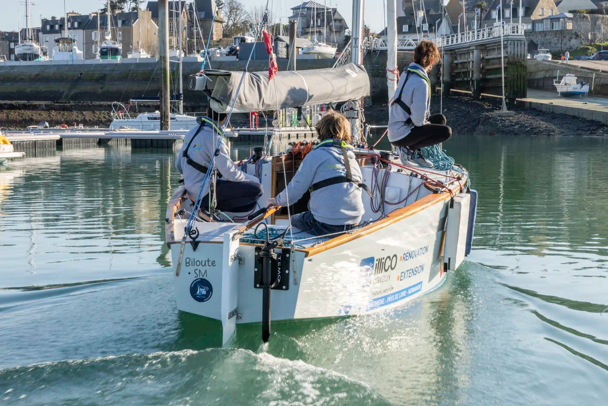 Manœuvre du voilier dans un port propulsé par un OUTPOD·1000