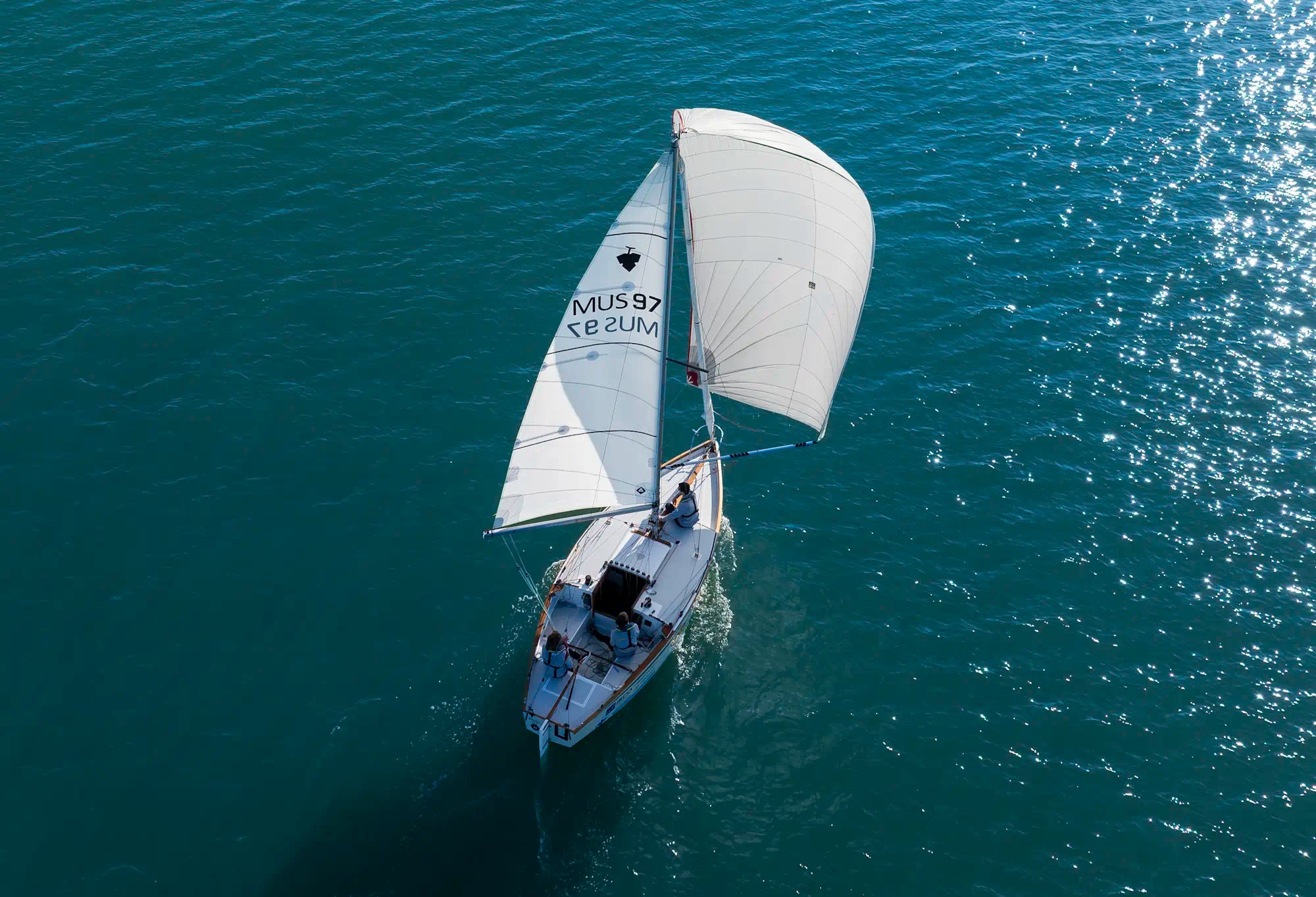 Muscadet naviguant à la voile.
