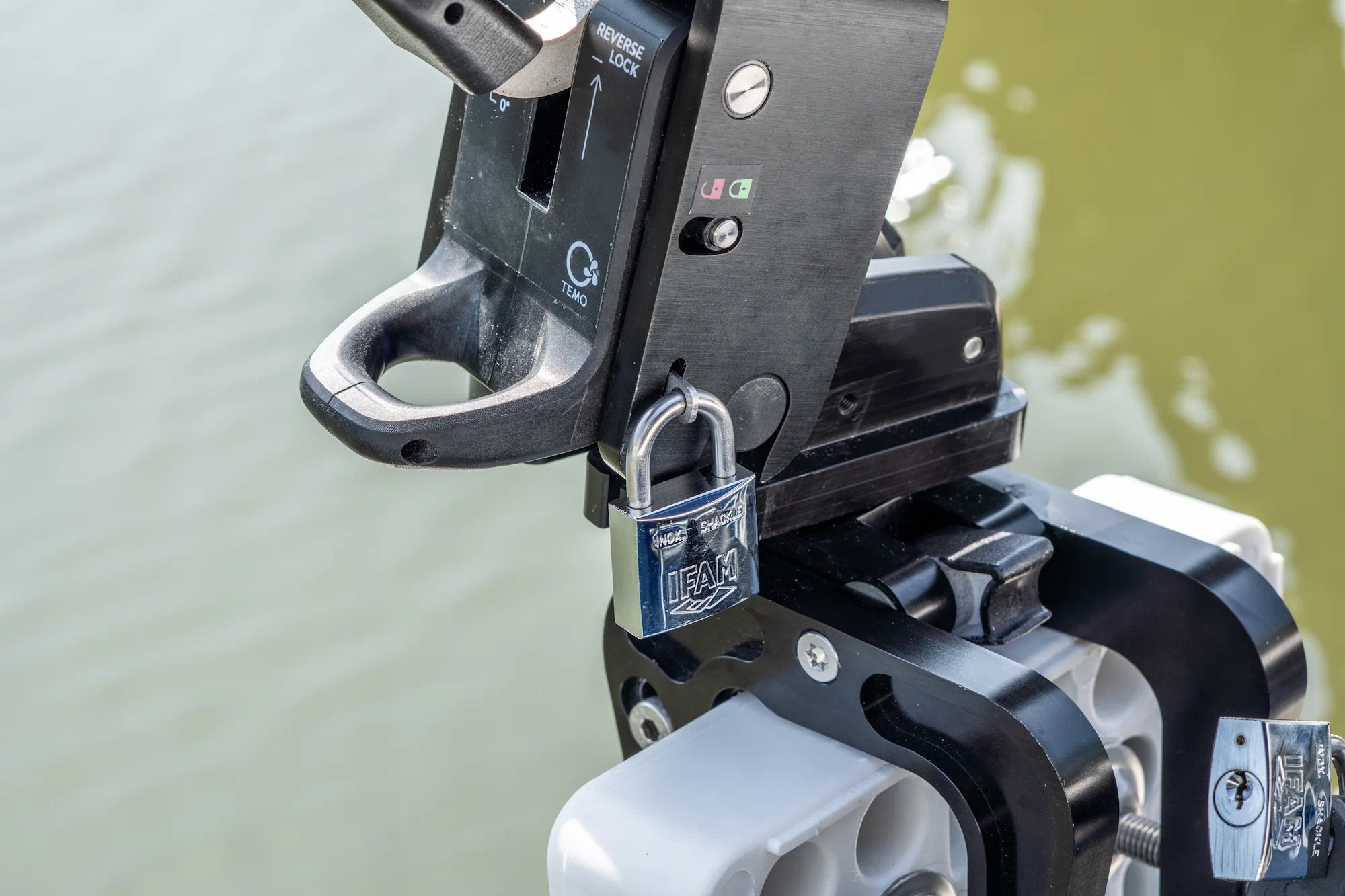 Mise en situation d'une des plaques de verrouillage sur le moteur électrique TEMO·1000.