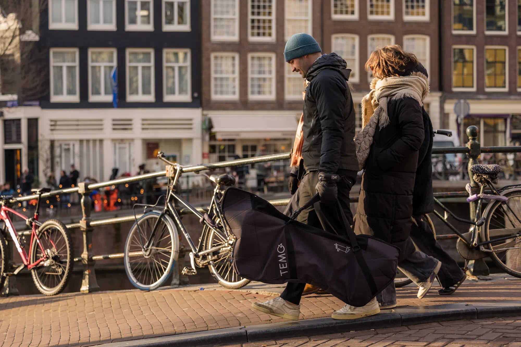 Personne qui se déplace avec le moteur pour bateau TEMO·1000 rangé dans son sac de transport