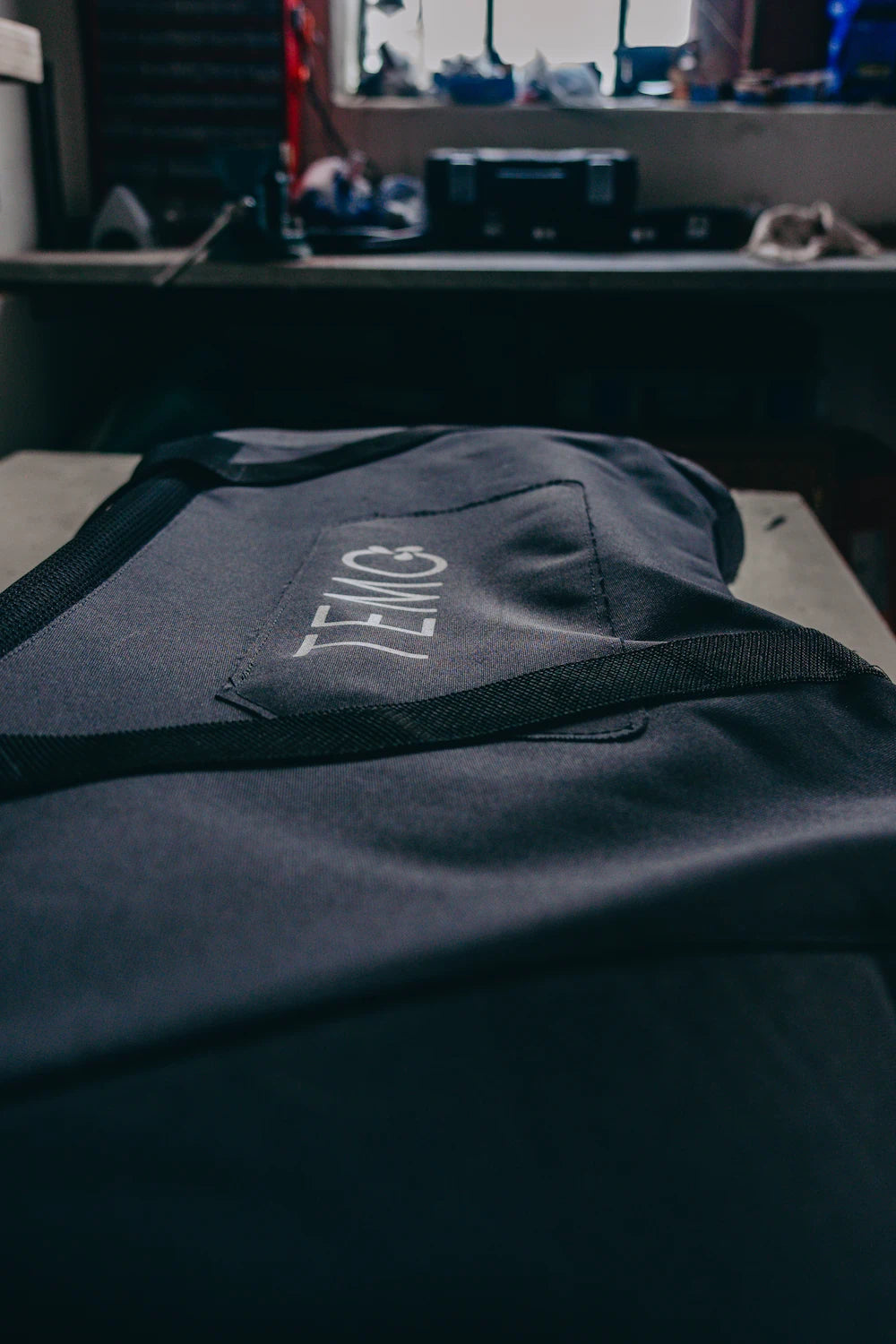 Sac de transport pour moteur TEMO·1000 positionné sur une table