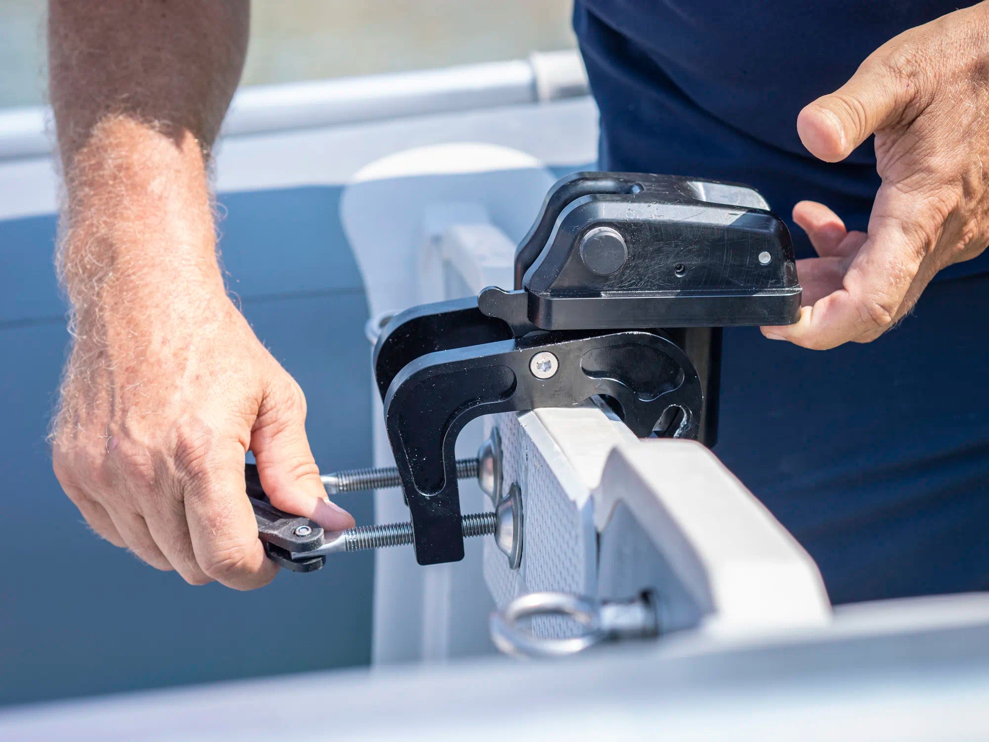 Mise en place du système de fixation pour le moteur TEMO·1000.