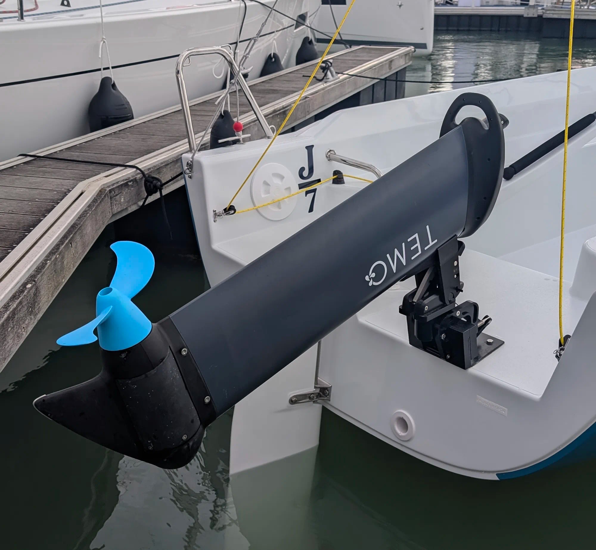 voilier JJ7 équipé d'un moteur hors-bord TEMO·1000