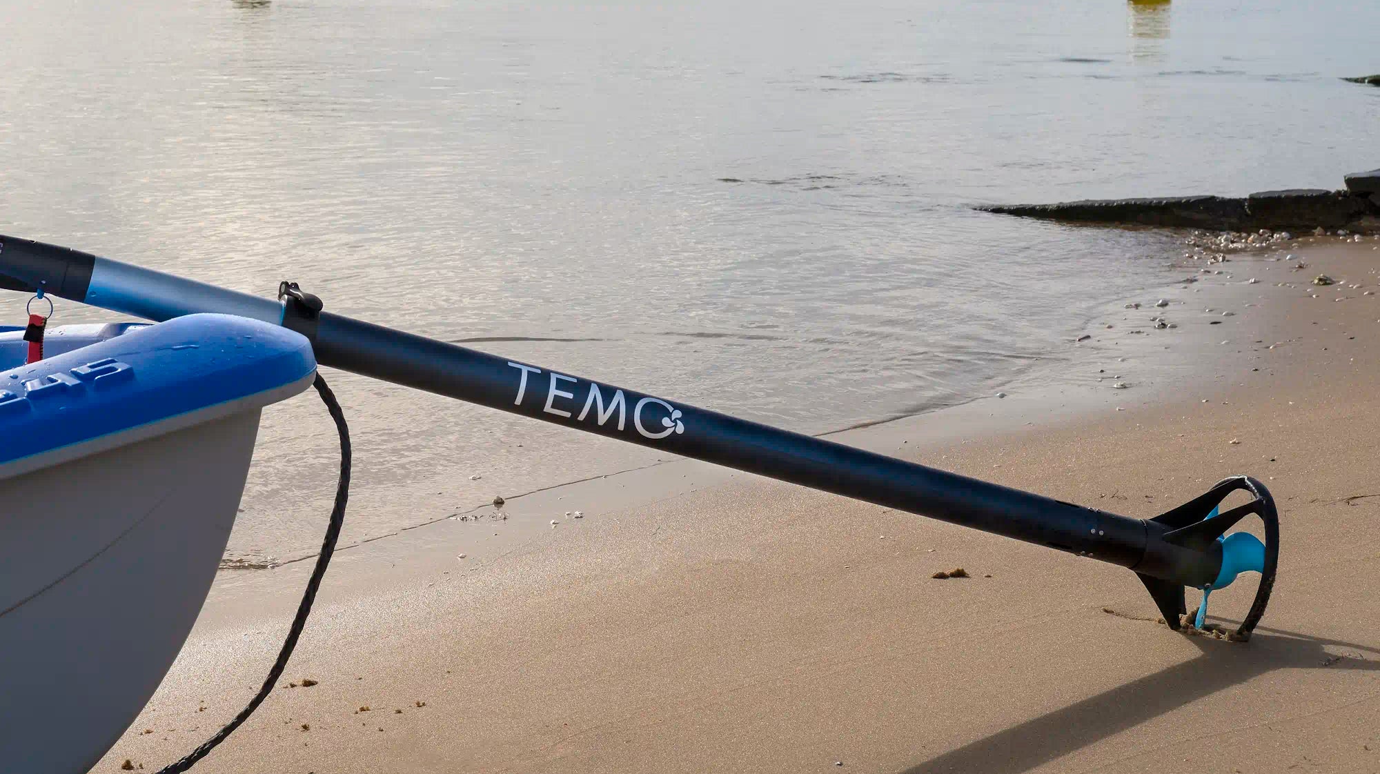 TEMO·450 positionné sur une annexe en attente sur la plage