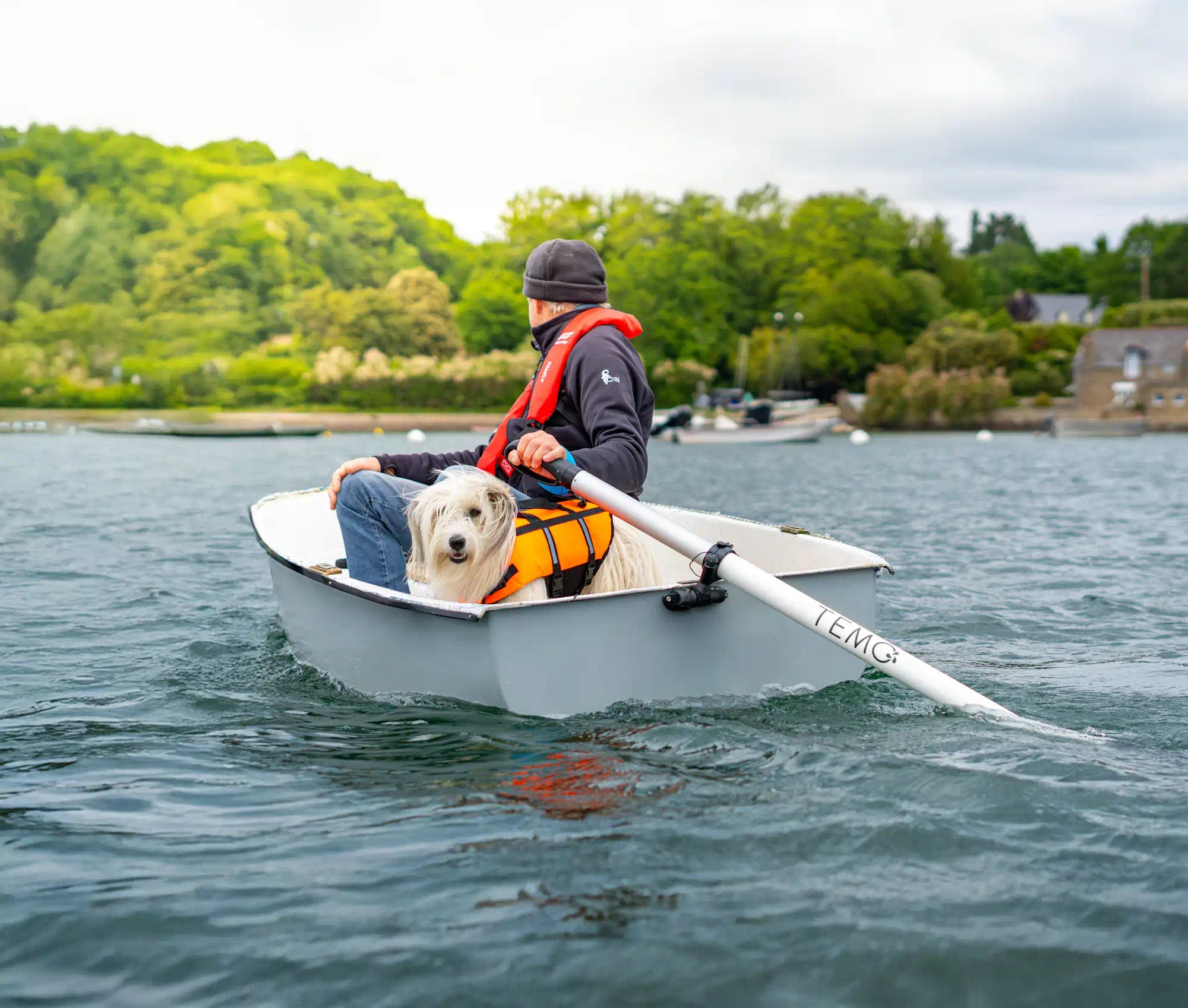 bateau propulsé par un hors-bord TEMO·450 nacre
