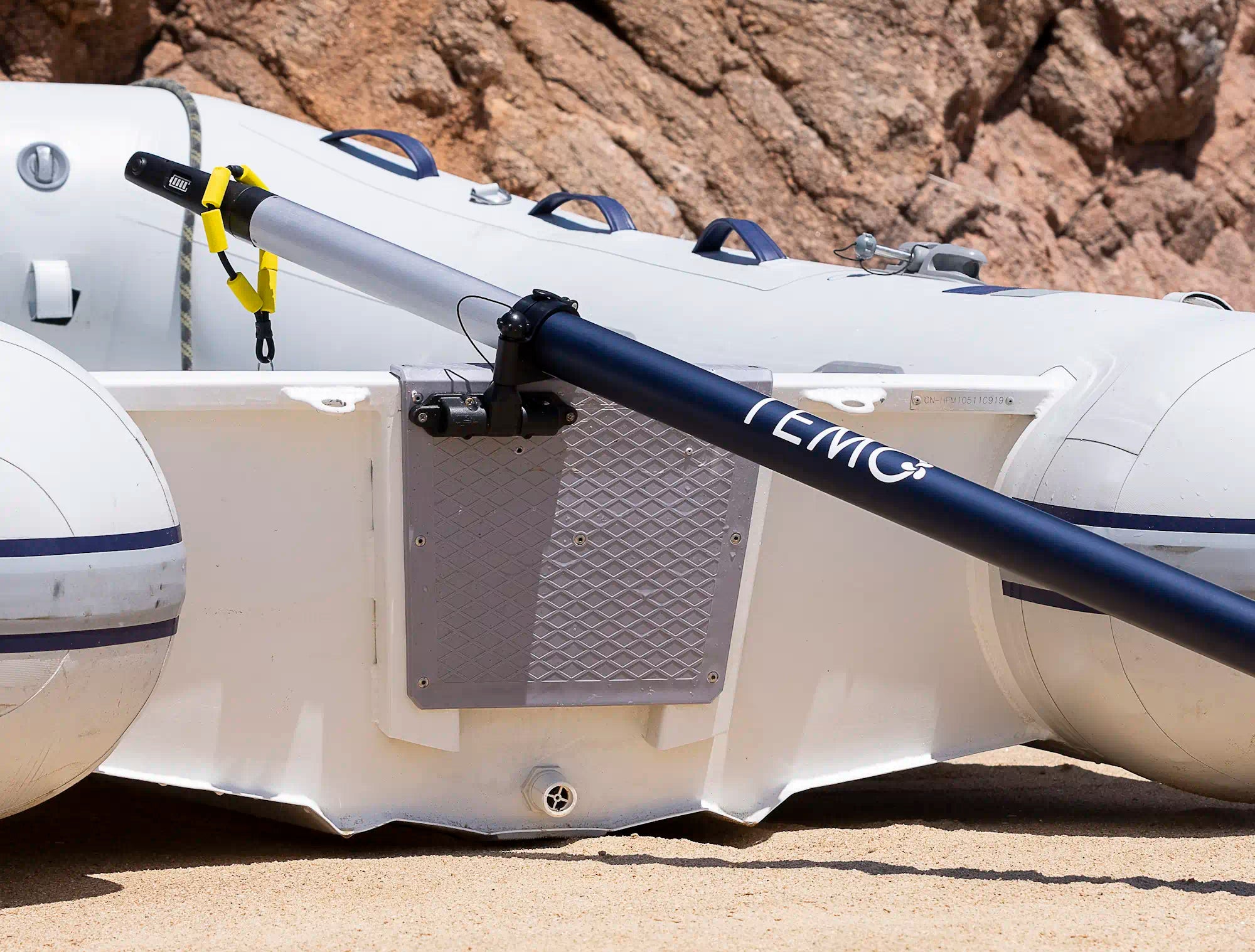 Annexe sur la plage équipé d'une fixation fixe et du moteur hors-bord TEMO·450.