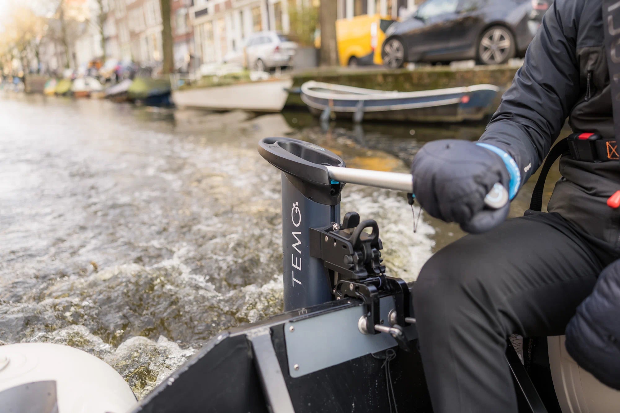 Utilisation du moteur TEMO·1000 pour propulser et diriger un semi-rigide Highfield grâce à la poignée de contrôle.
