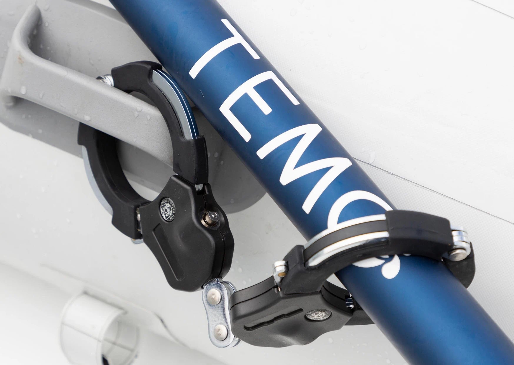 Moteur TEMO·450 menotté à une annexe