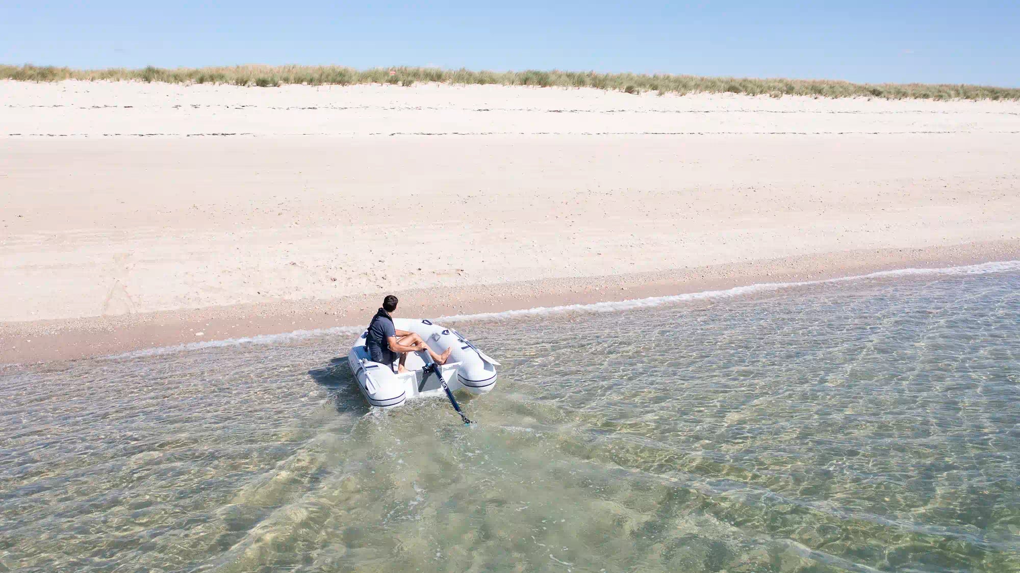 Arrivée sur une plage en annexe avec un moteur TEMO·450.