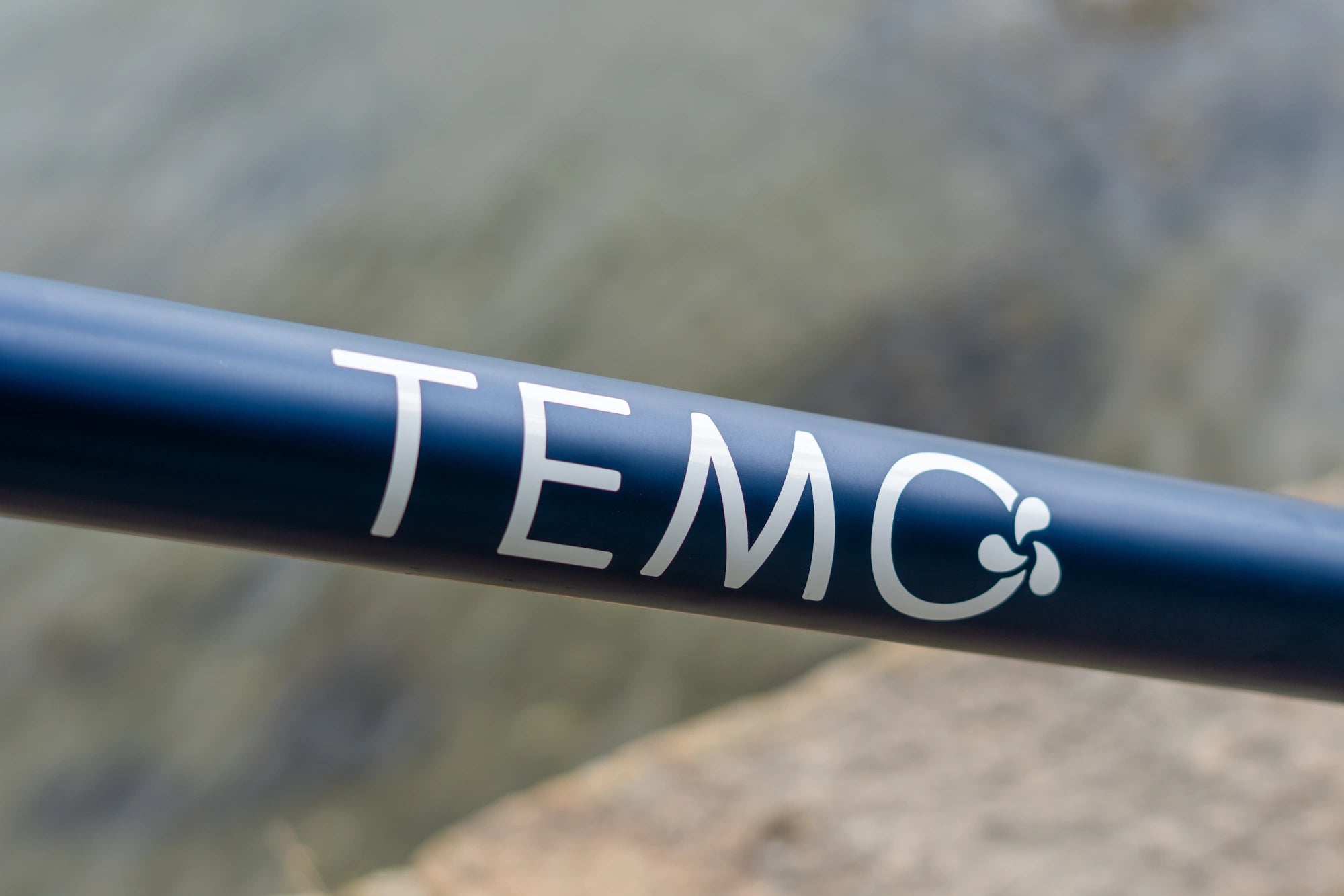 Zoom sur la couleur du tube du moteur classique TEMO·450 bleu.