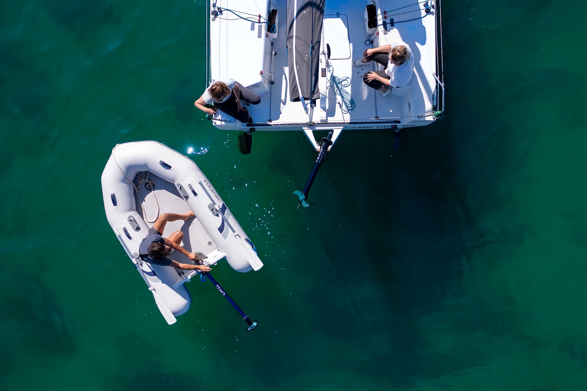 Vue du dessus d'une annexe et d'un voilier équipés de moteurs TEMO