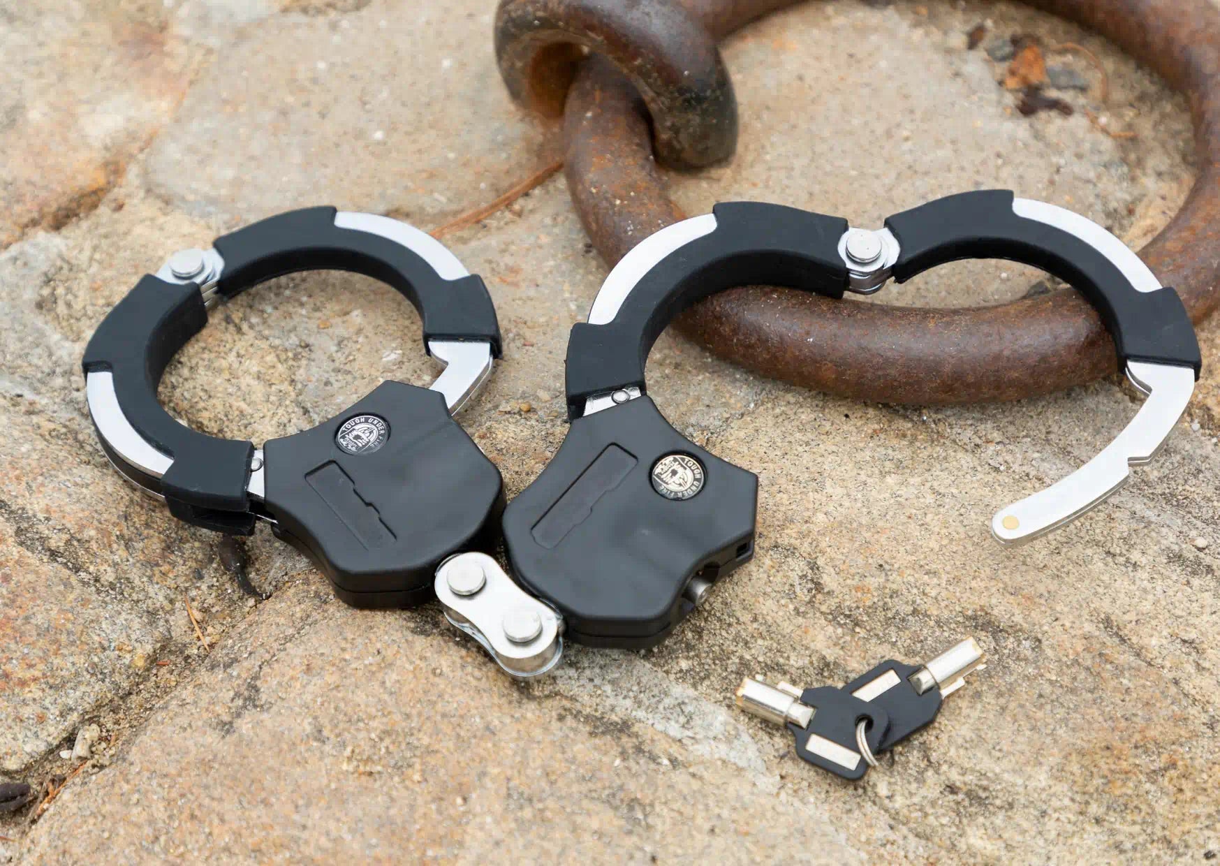 Antivol pour moteur TEMO·450 avec les clés positionnés sur un quai.