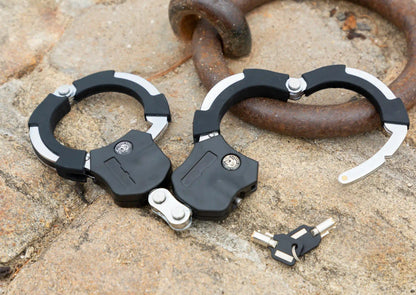 Antivol pour moteur TEMO·450 avec les clés positionnés sur un quai.