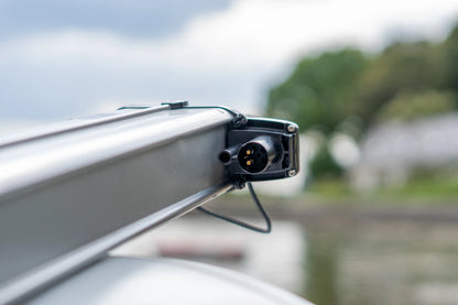 Zoom sur le connecteur de la batterie pour moteur hors-bors TEMO·1000.