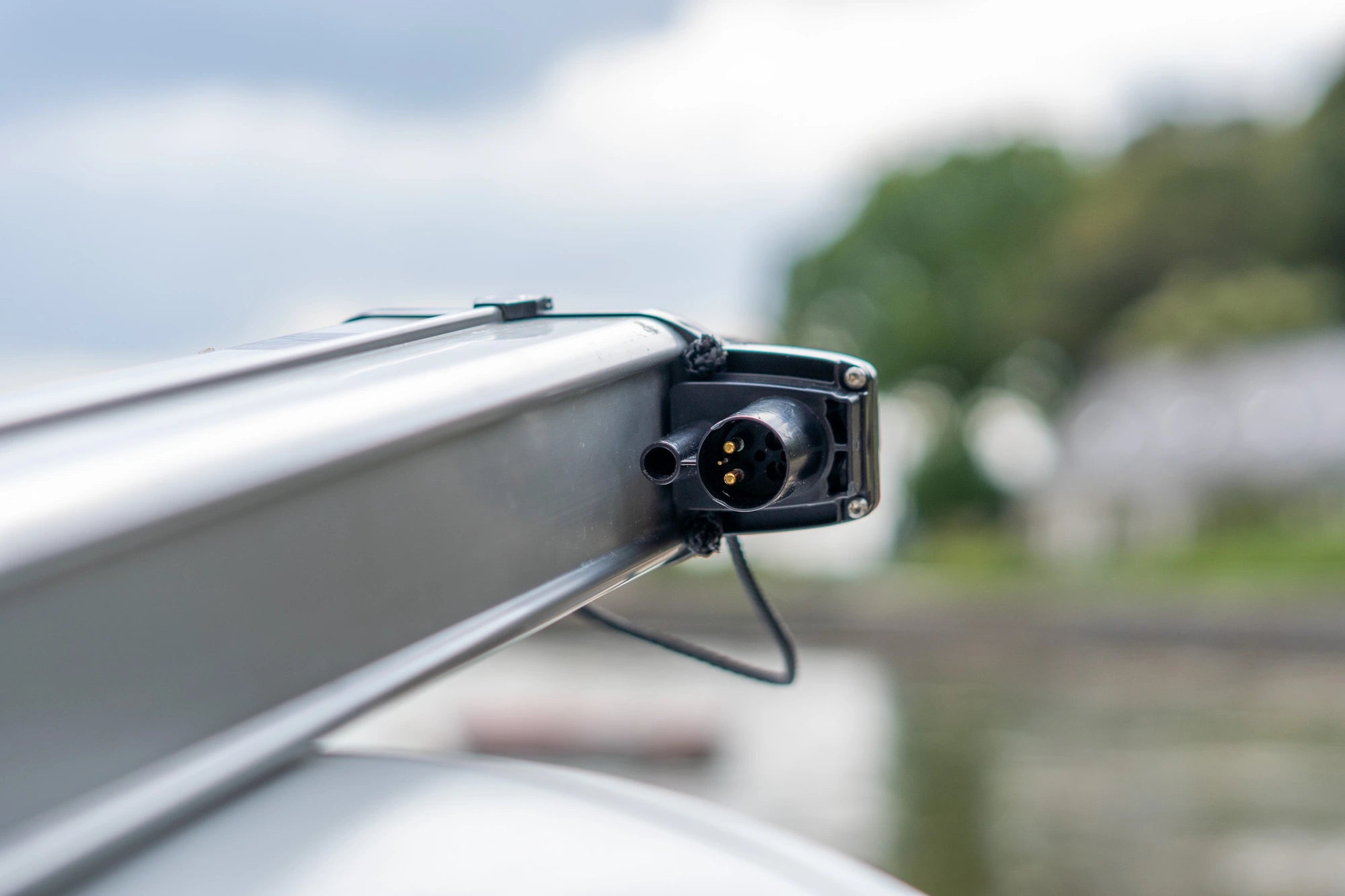 lose-up of the battery connector for the TEMO·1000 outboard motor