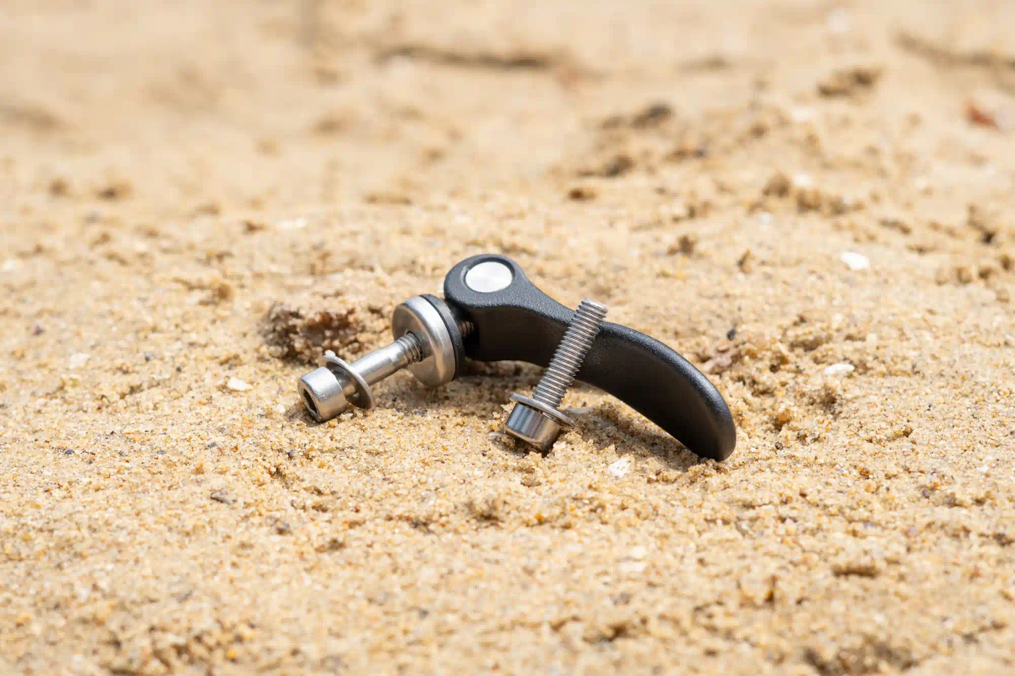 Clamping lever with fasterners