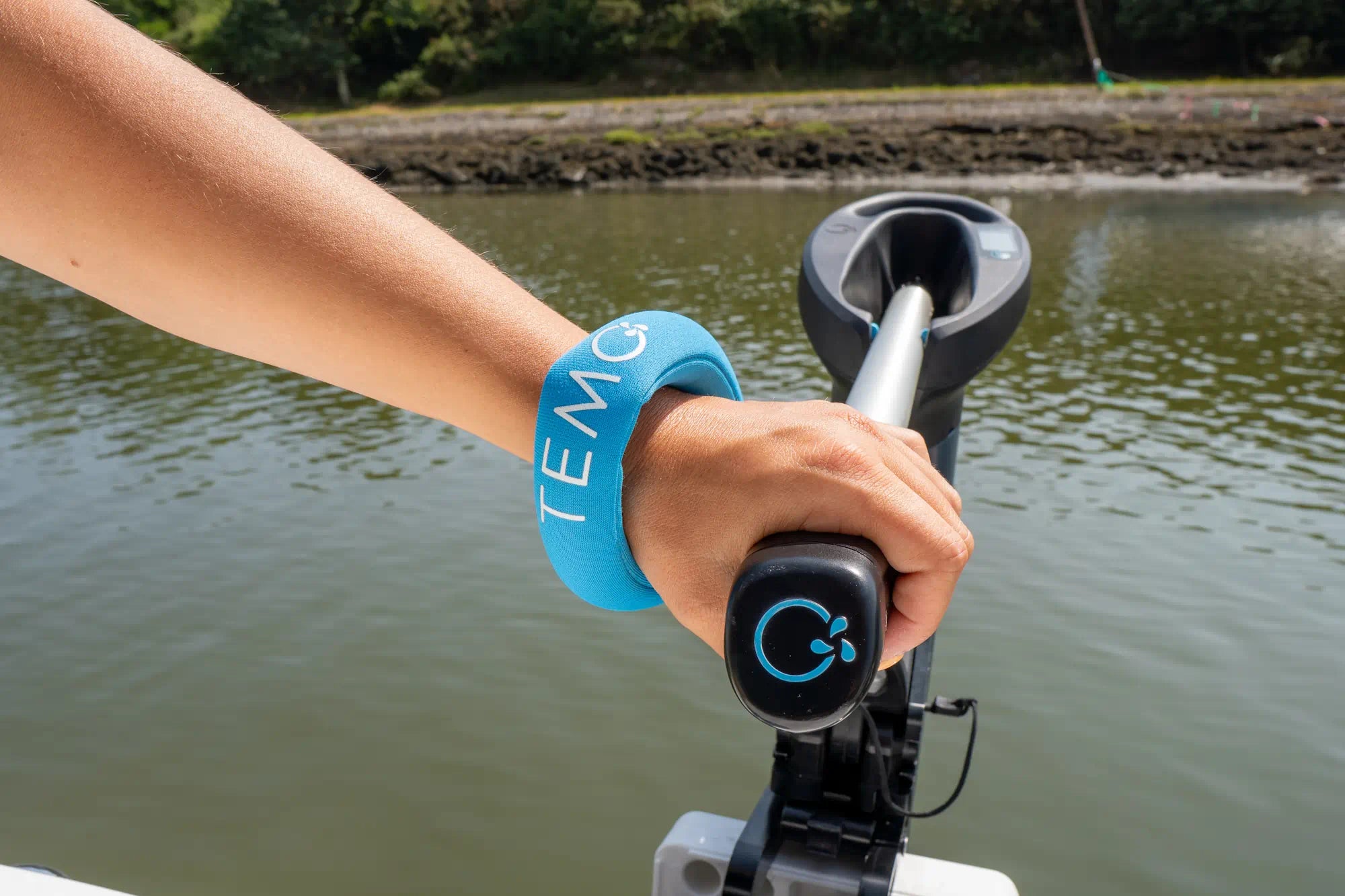 Mise en place de la dragonne de sécurité sur le poigné.