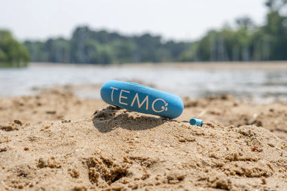 Clé magnétique avec dragonne flottante pour hors-bord TEMO·450 positionné sur le sable.