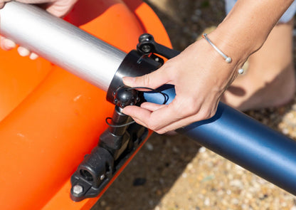 Zoom sur la boule de serrage de la dame de nage fixe du hors-bord TEMO·450.