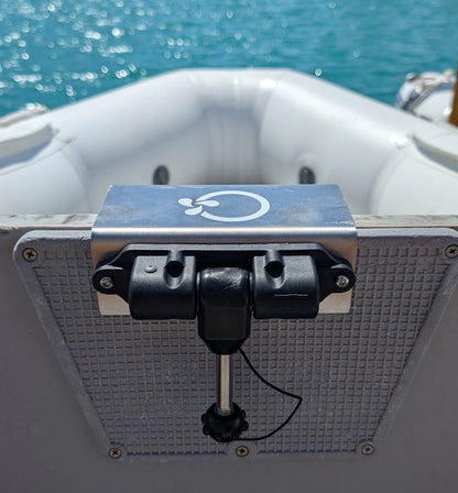 Interface de fixation amovible positionnée sur une annexe pour moteur hors-bord TEMO·450.