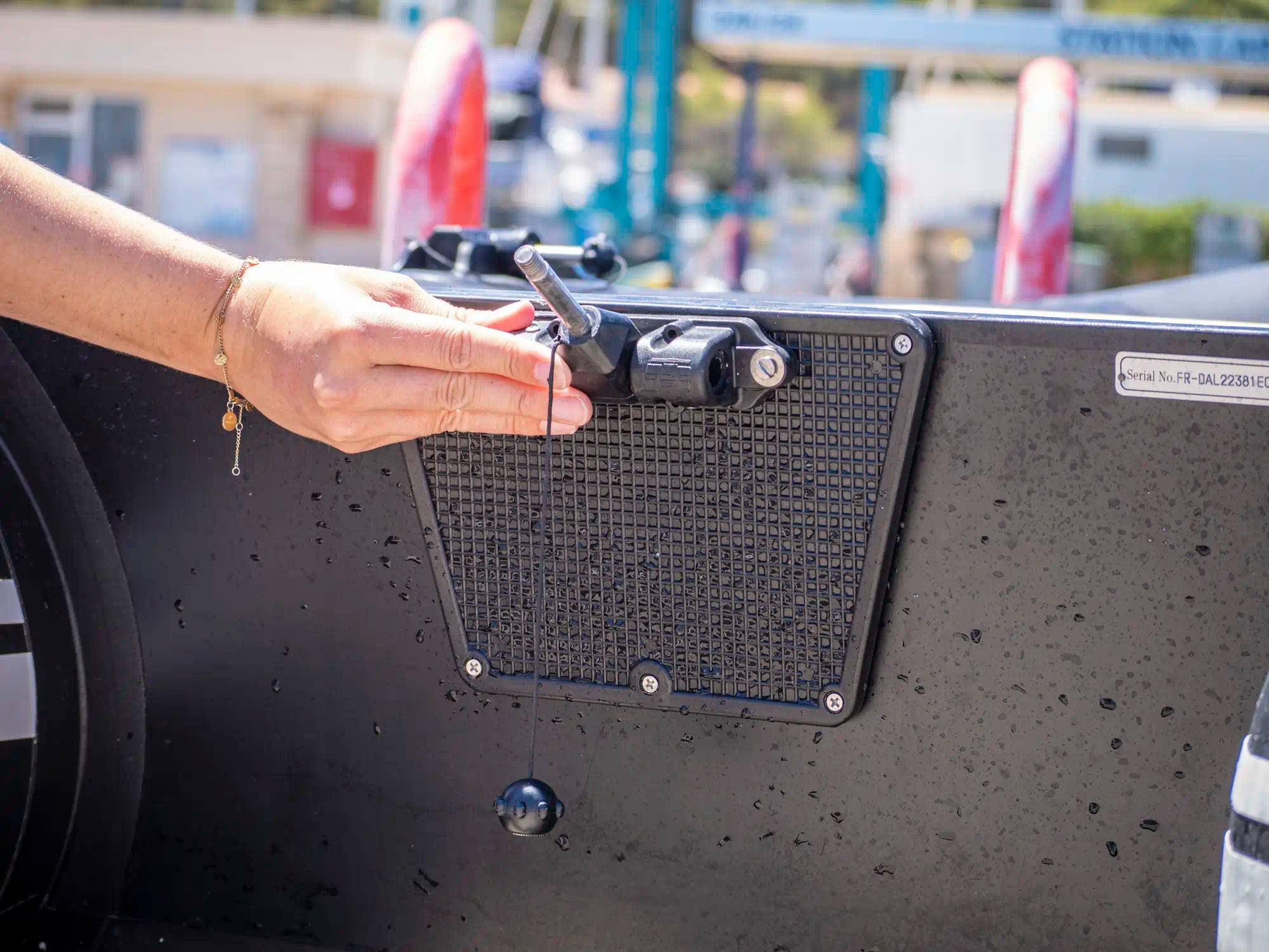 Interface de fixation pour moteur hors-bord TEMO·450 installé sur une annexe.