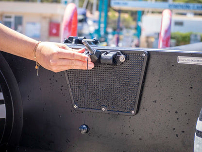 Interface de fixation pour moteur hors-bord TEMO·450 installé sur une annexe.