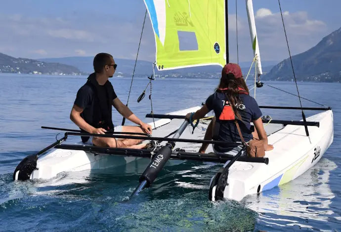 Hobie Cat propulsé par un moter hors-bord TEMO·450.