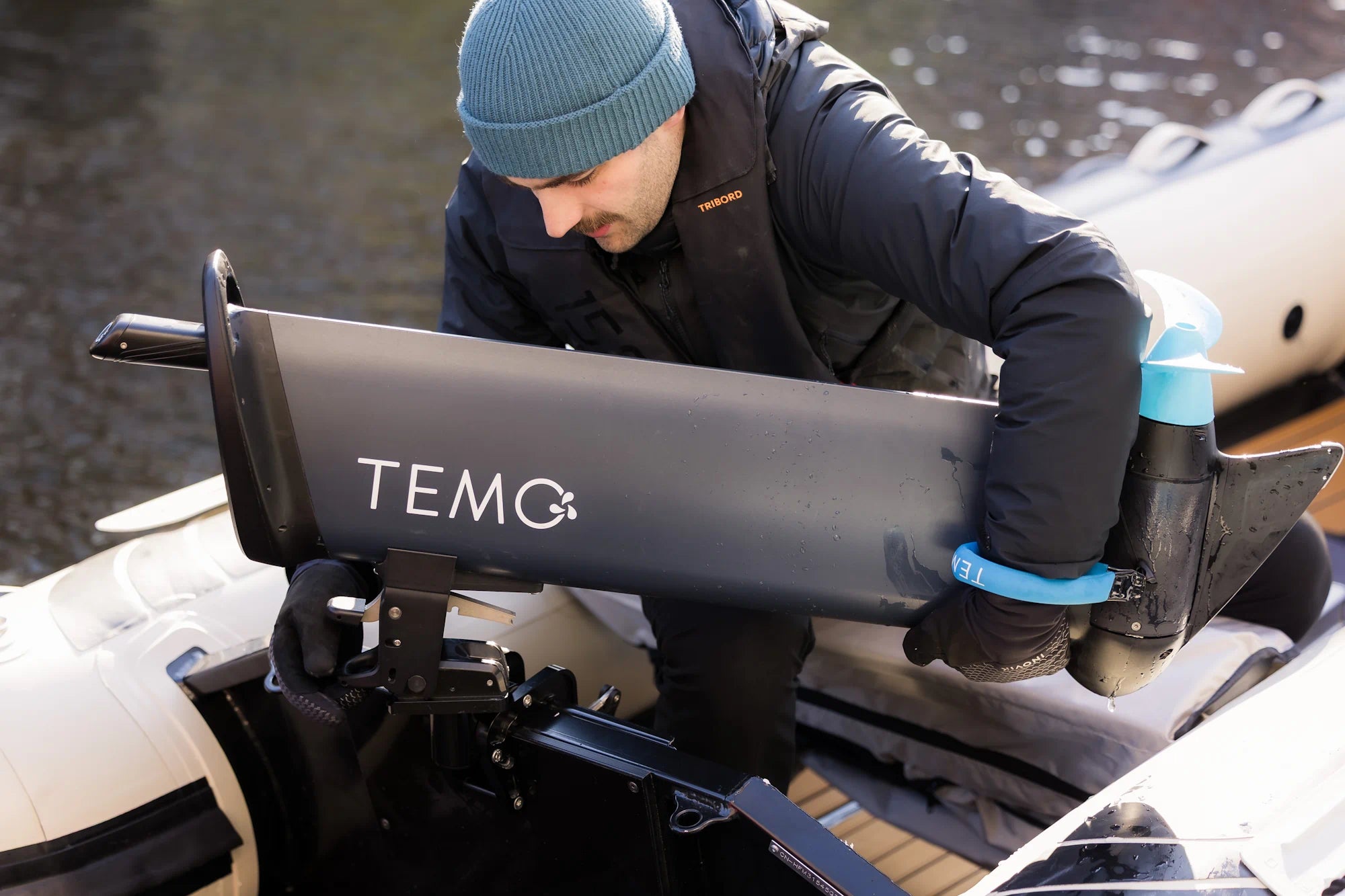 Mise en place du moteur TEMO·1000 sur son support moteur rotatif 360°.