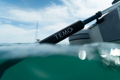 Kit de flottabilité positionné sur un moteur hors-bord électrique TEMO·450 en utilisation sur une annexe.