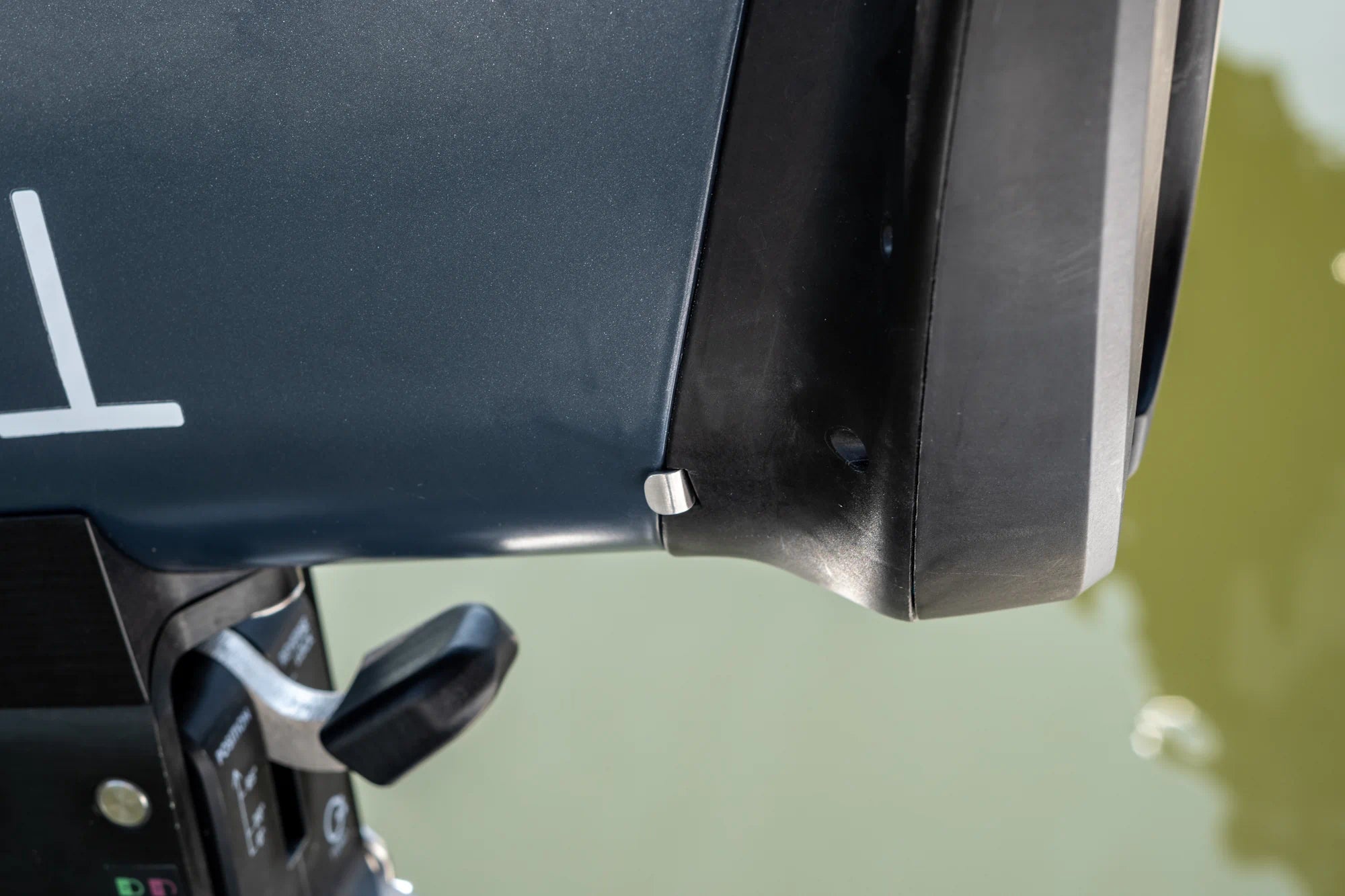 Locking plate to secure the battery on the TEMO·1000