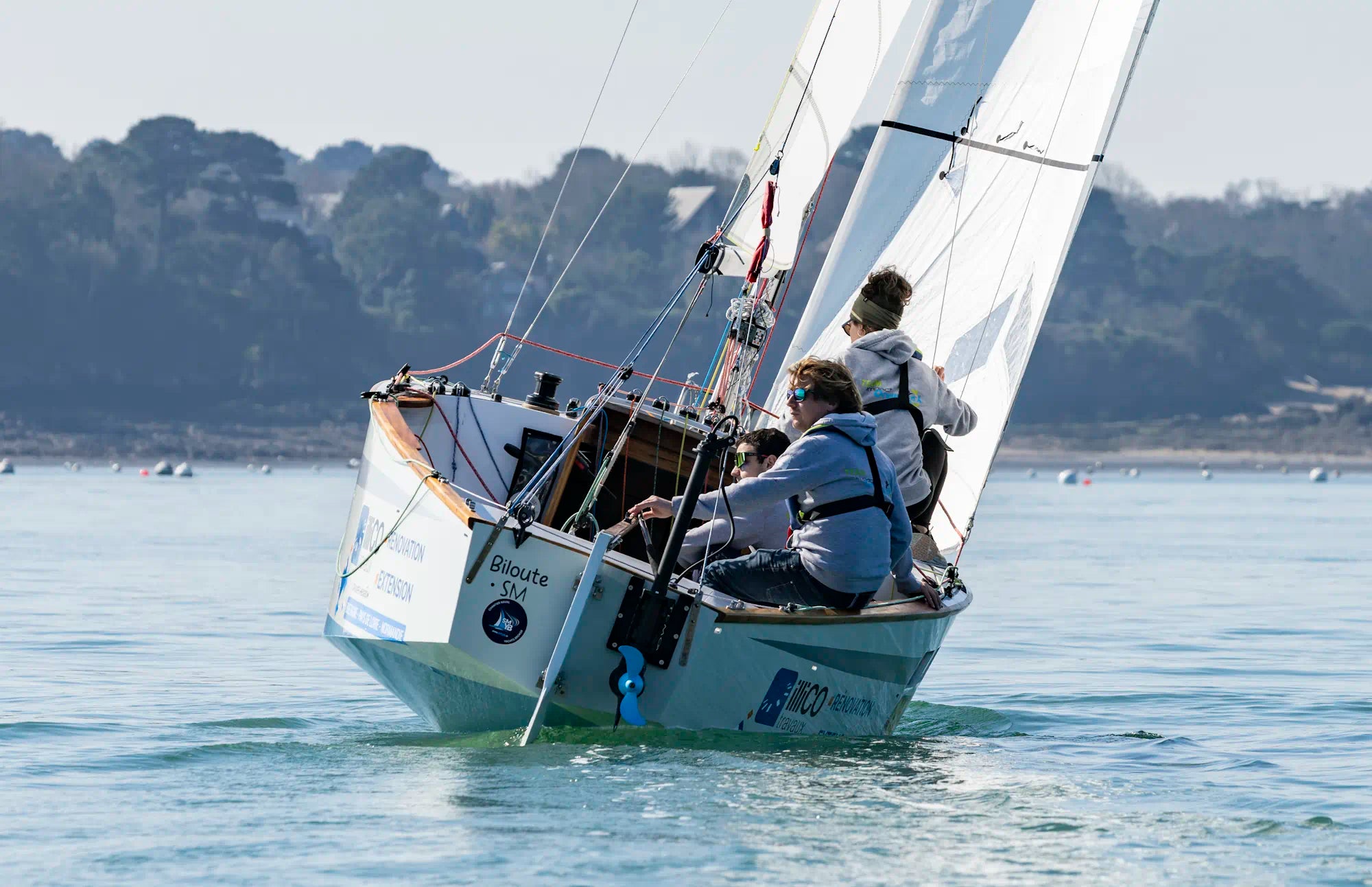 Navigation à la voile avec le moteur OUTPOD·1000 relevé