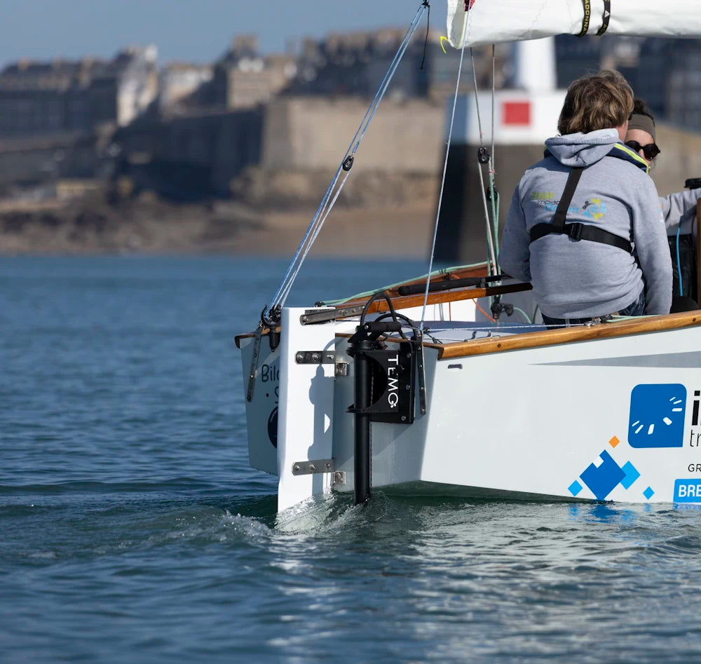 Moteur OUTPOD·1000 de 1 kW positionné sur un voilier Muscadet.