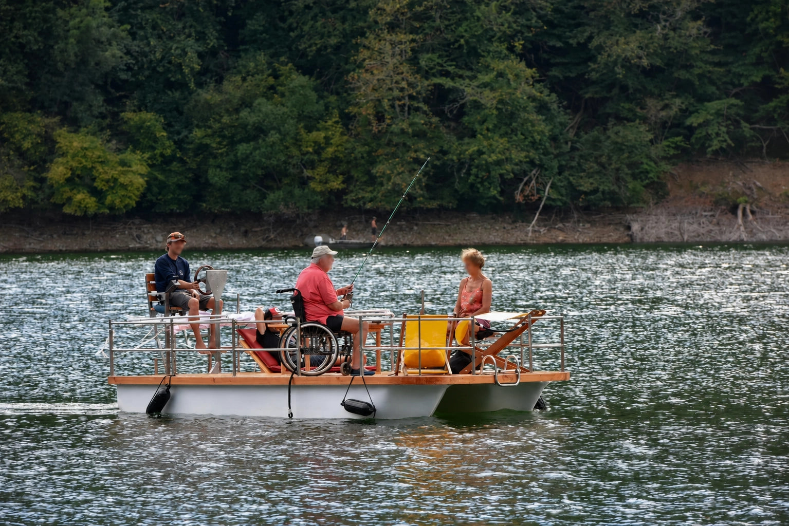 Bateau de rivière motorisé avec TEMO