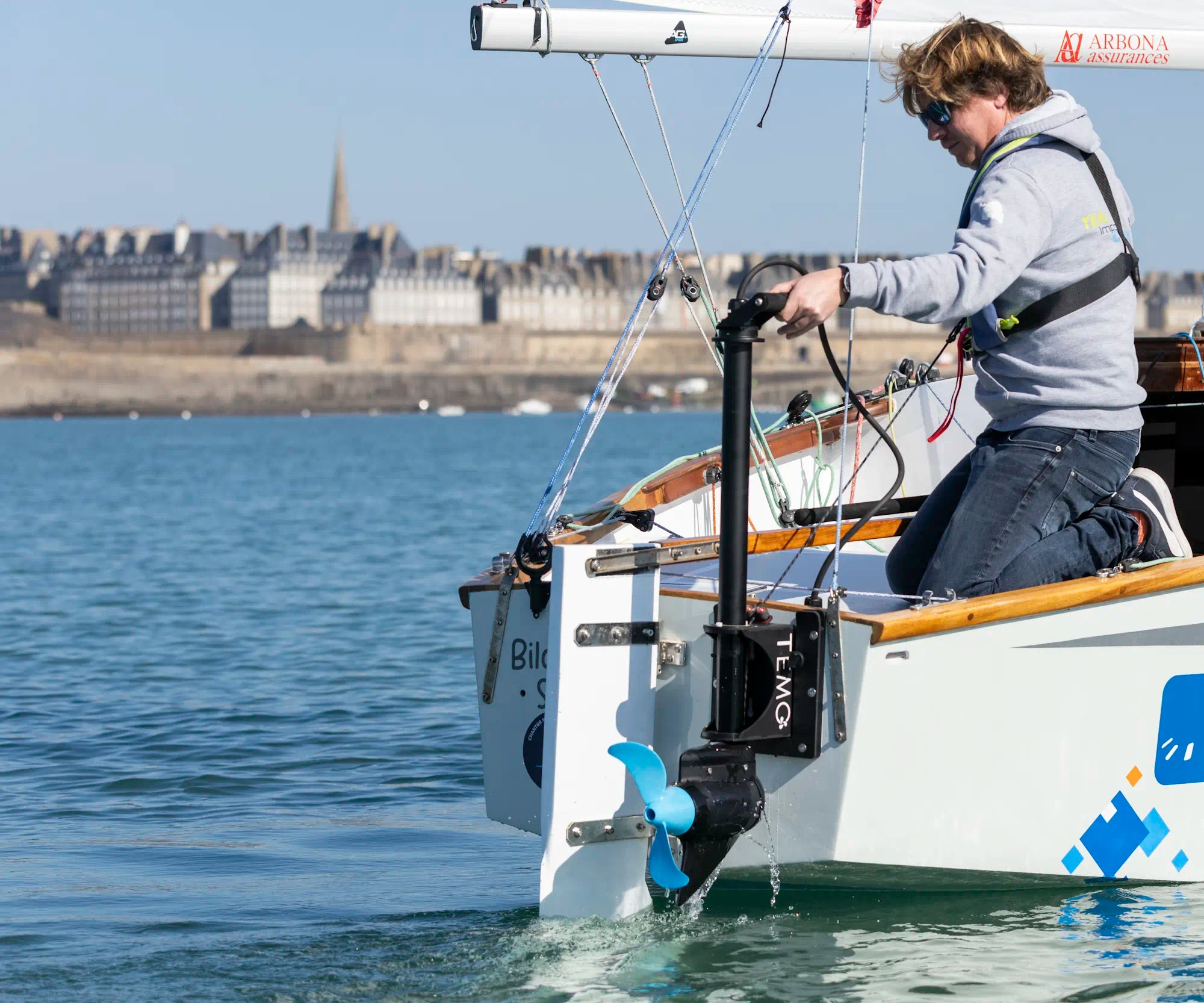 Relevage du moteur OUTPOD·1000 en navigation