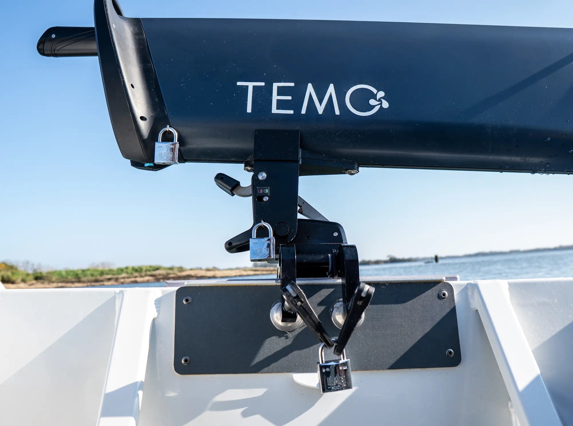 Plaques et cadenas mis en place sur le moteur TEMO·1000 pour le protéger contre les vols