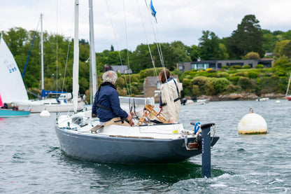 Voilier requin propulsé par un hors-bord électrique TEMO·1000