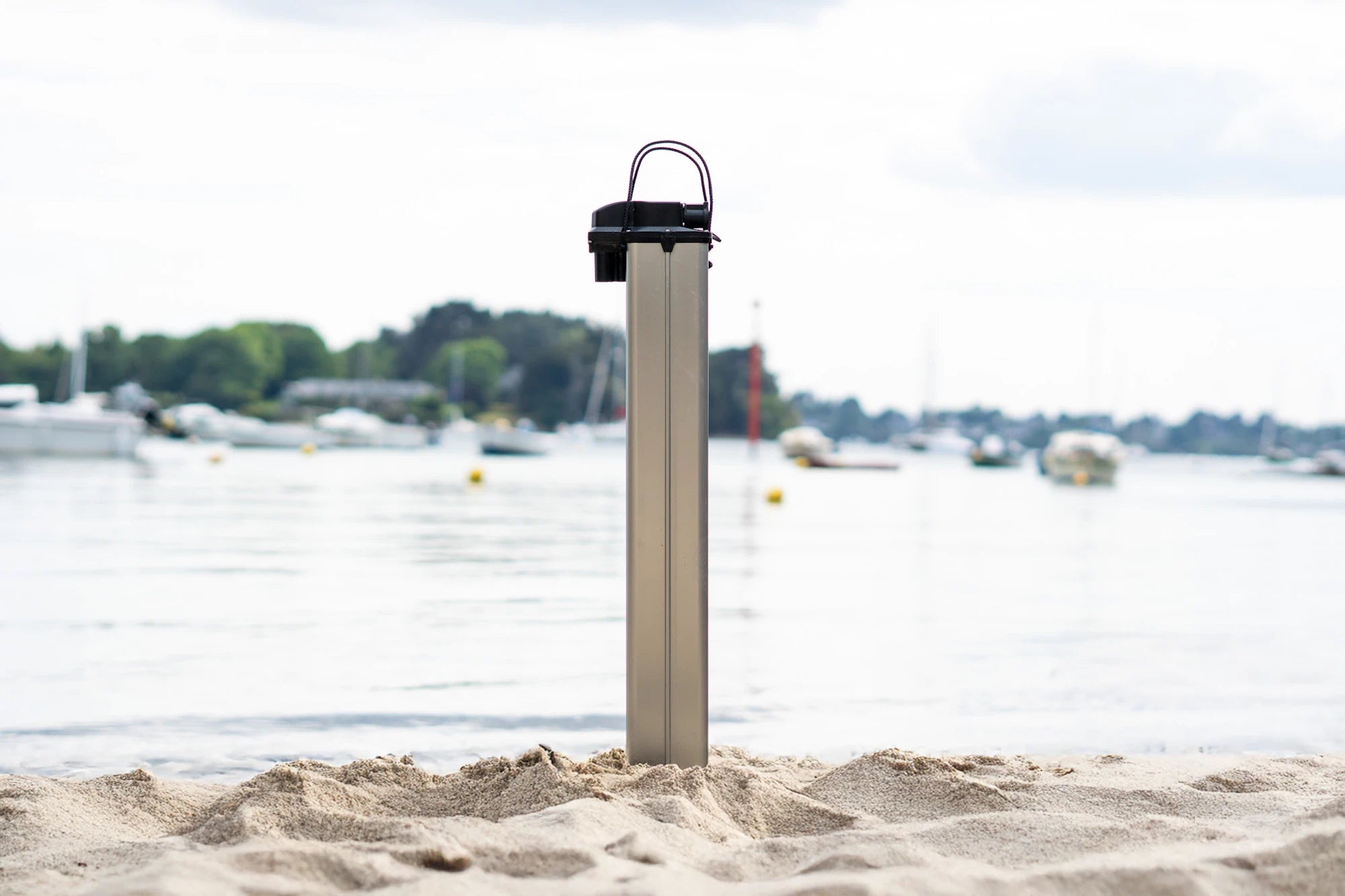 TEMO·1000 motor battery placed on a beach