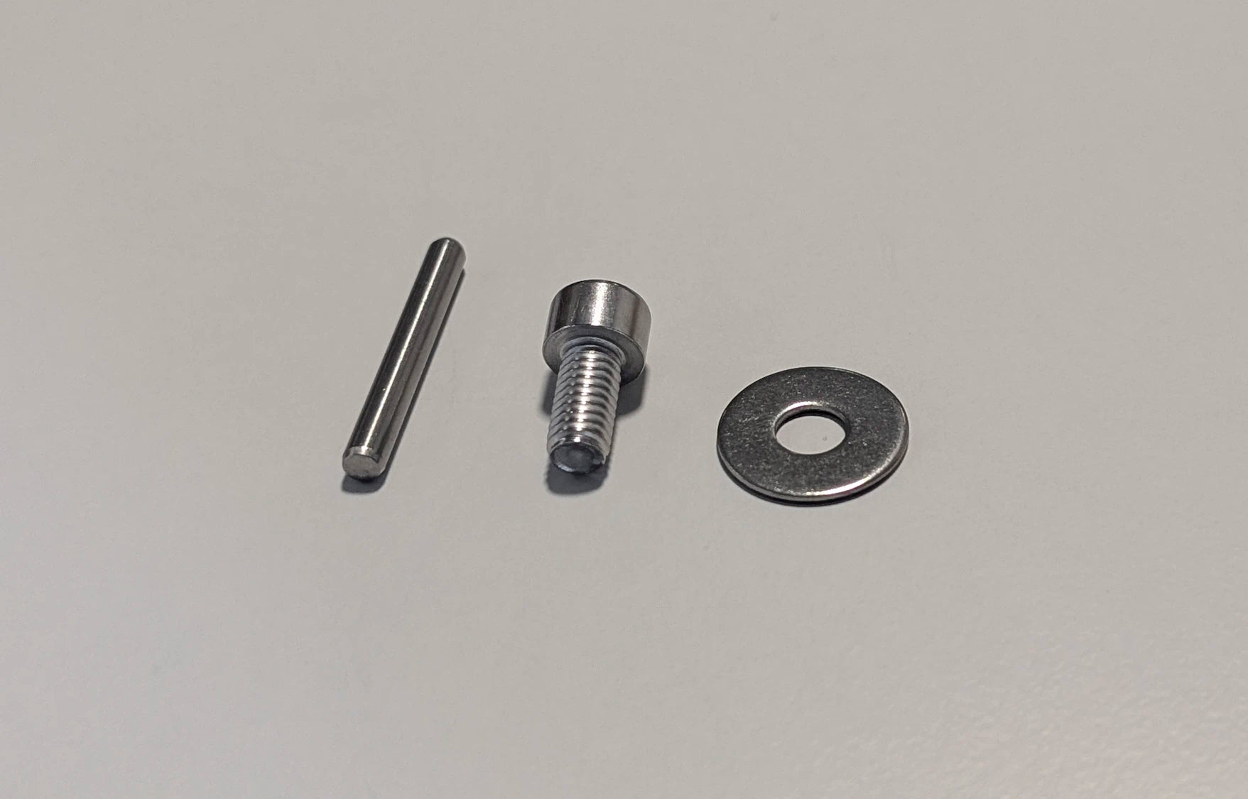 Présentation de la visserie présente dans le lot pour moteur hors-bord TEMO·450