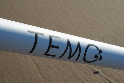 Zoom sur la couleurs et les reliefs du tube du TEMO·450 édition limitée nacre