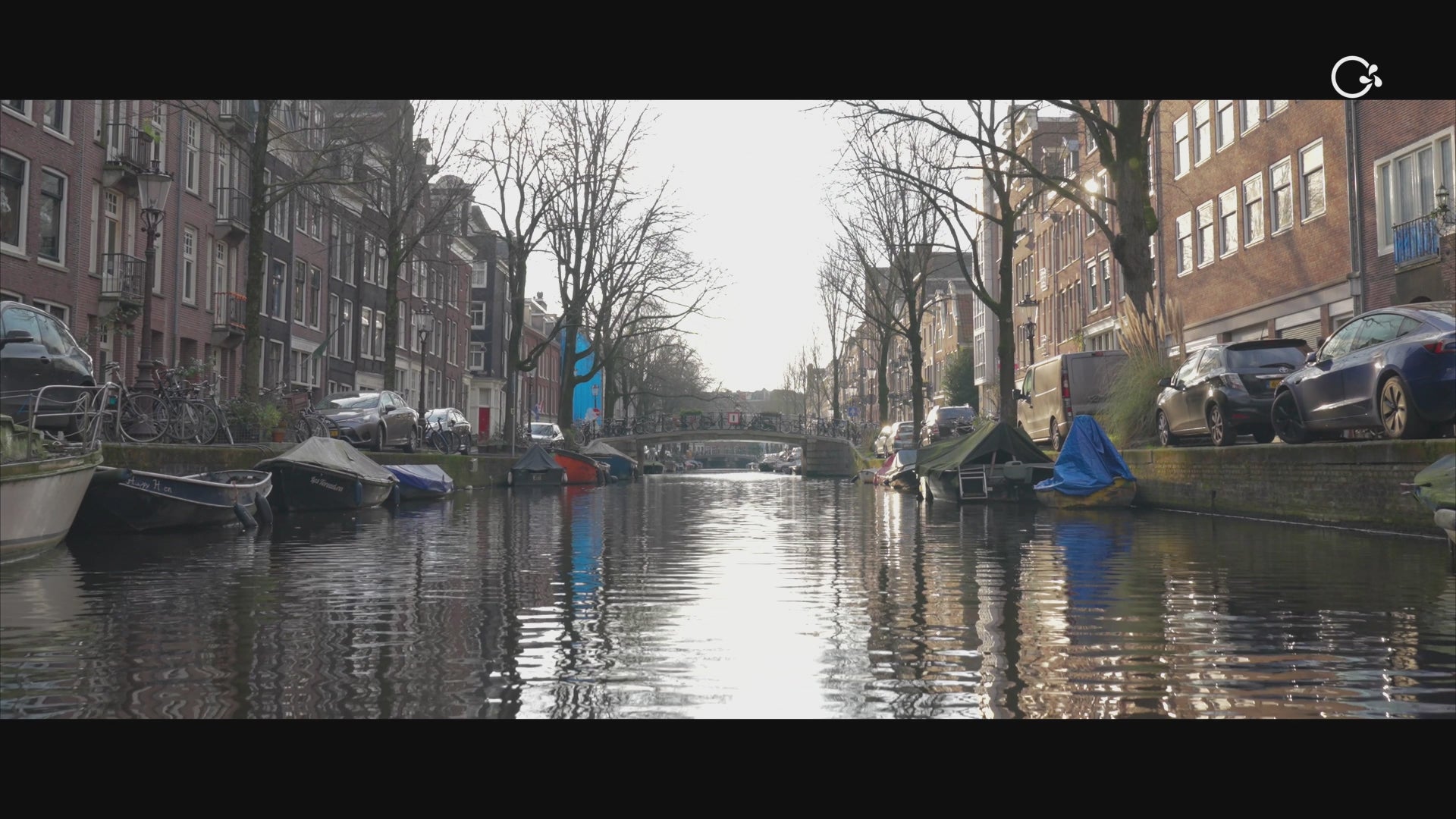 Charger la vidéo: Navigation dans les canaux d'Amsterdam avec le moteur TEMO·1000 et une annexe de 4 personnes.