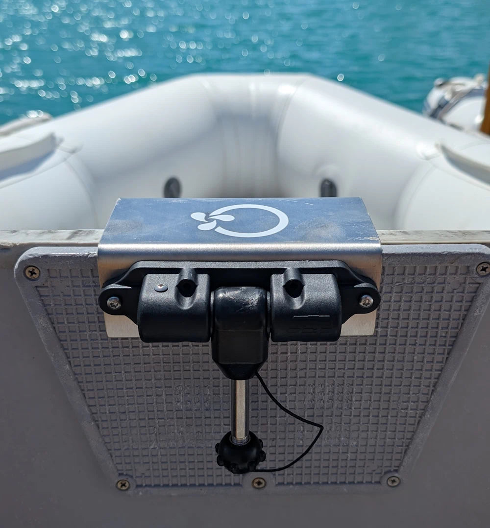 Removable oarlock fitting positioned on a dinghy for the TEMO·450 outboard motor.