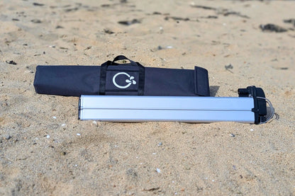 Sac et batterie du hors-bord TEMO·1000 posés sur le sable